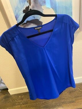 Express Women’s Cobalt V-Neck Cap Sleeve Blouse size small. Silky inside